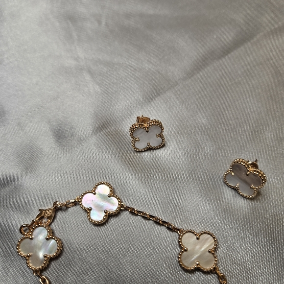 PNJ Women's 3-pc Pearl White Clover Set, Necklace, Bracelet, Post Earrings - Picture 5 of 7